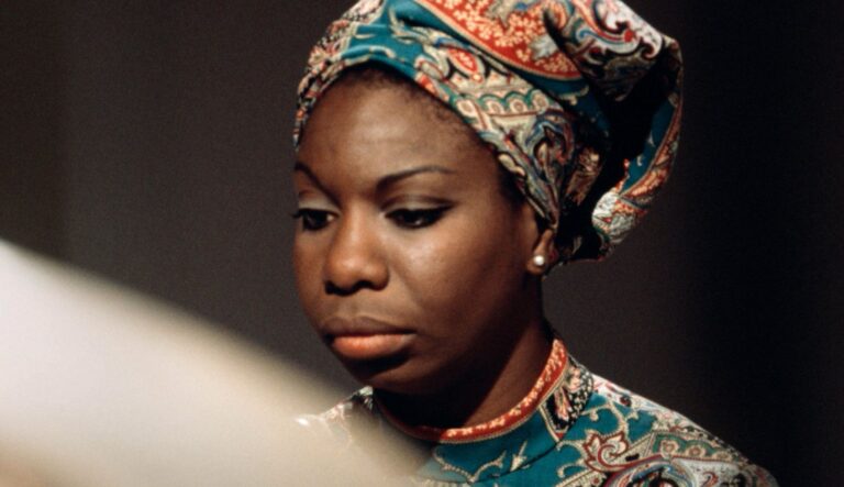 Das Bild zeigt Nina Simone in der Nina Simone Doku mit nachdenklichem Blick in traditionell afrikanischer Kleidung