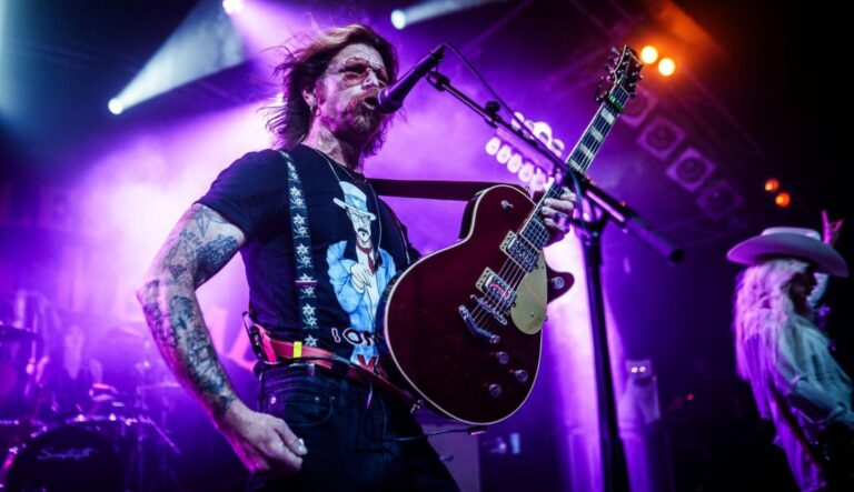 Der Frontmann der Band Eagles Of Death Metal beim Auftritt