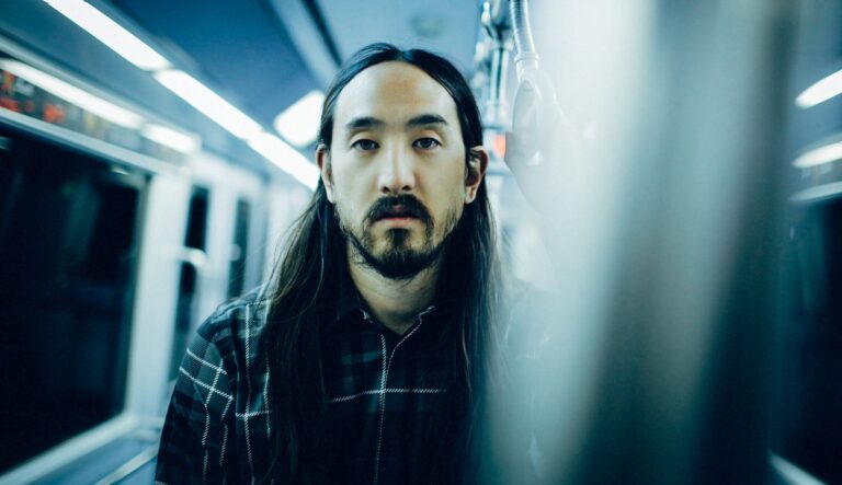 Ein Standbild der Netflix-Doku I'll Sleep When I'm Dead, Aoki schaut ernst in die Kamera