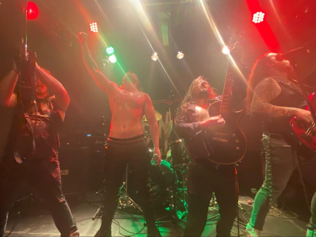 Vomit Division nach ihrem Auftritt auf der Bühne