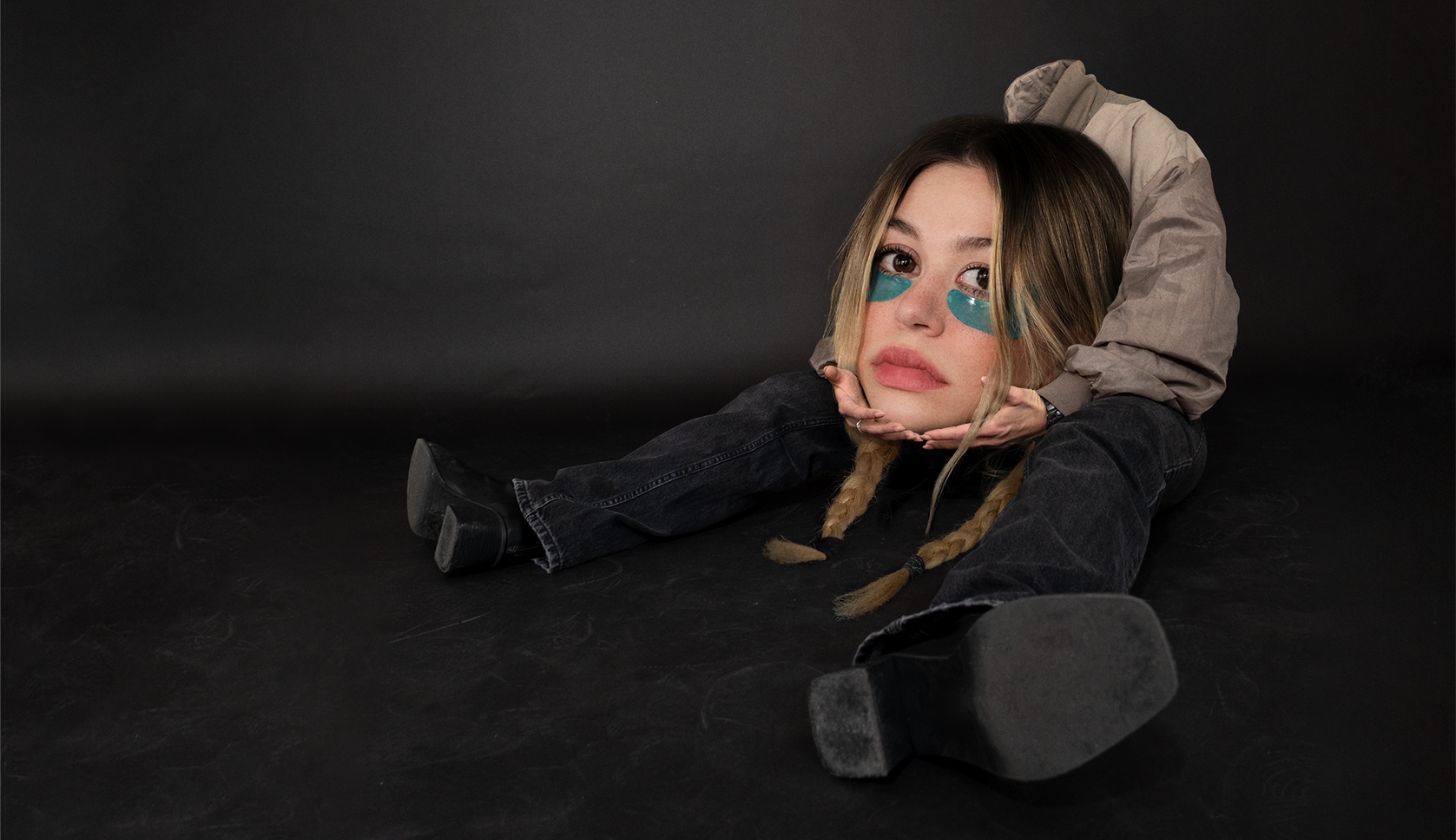 Eine der Musiker aus Österreich die man im Blick haben sollte: Verifiziert in einem künstlerischen Portraitbild, bei dem sie ihren Kopf in der Hand hält