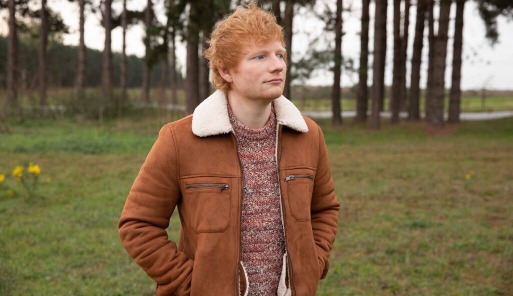Ed Sheeran: The Sum of it all: Ed schaut nachdenklich während er in der Natur spaziert