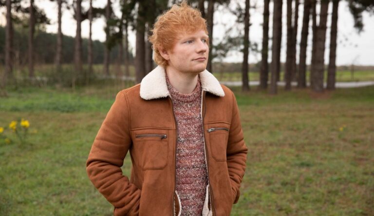 Ed Sheeran: The Sum of it all: Ed schaut nachdenklich während er in der Natur spaziert